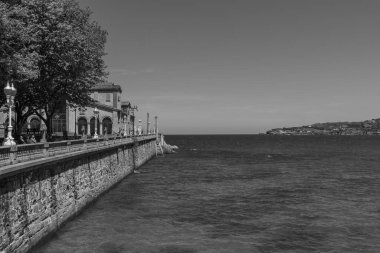 İspanya şehri Gijon denizde.