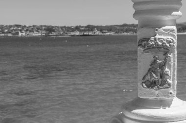 İspanya şehri Gijon denizde.