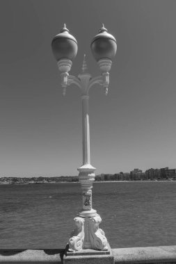 İspanya şehri Gijon denizde.