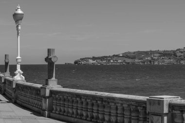 İspanya şehri Gijon denizde.