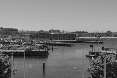 İspanya şehri Gijon denizde.