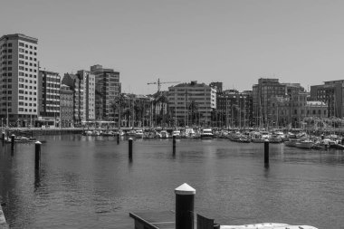 İspanya şehri Gijon denizde.