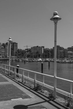 İspanya şehri Gijon denizde.