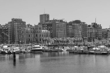 İspanya şehri Gijon denizde.