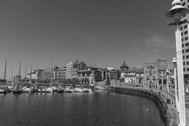 İspanya şehri Gijon denizde.