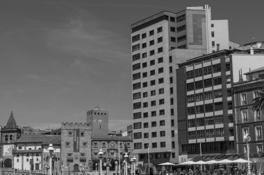 İspanya şehri Gijon denizde.