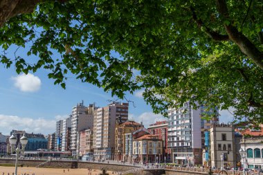 İspanya şehri Gijon denizde.