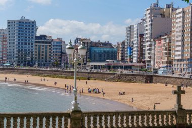 İspanya şehri Gijon denizde.