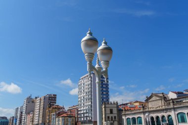 İspanya şehri Gijon denizde.