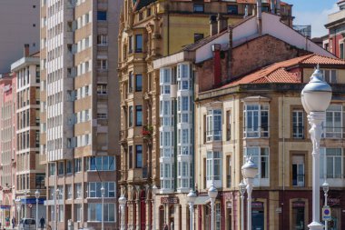 İspanya şehri Gijon denizde.