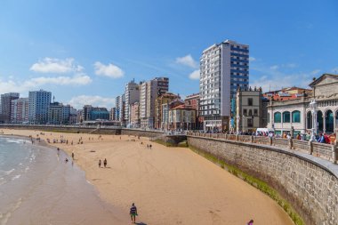 İspanya şehri Gijon denizde.