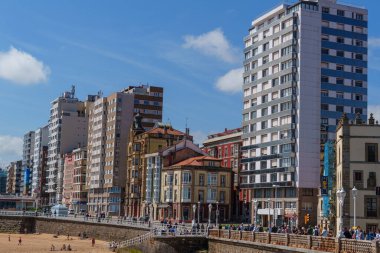 İspanya şehri Gijon denizde.