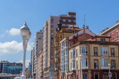 İspanya şehri Gijon denizde.