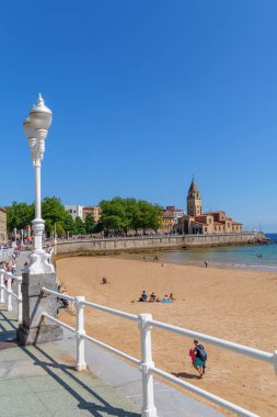 İspanya şehri Gijon denizde.