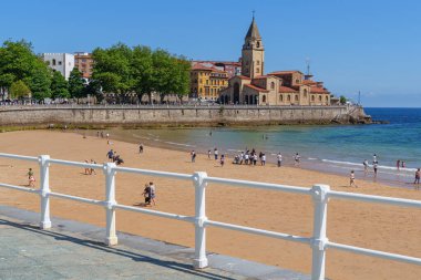 İspanya şehri Gijon denizde.