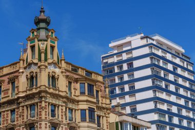 İspanya şehri Gijon denizde.