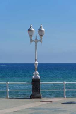 İspanya şehri Gijon denizde.