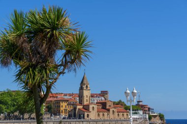 İspanya şehri Gijon denizde.