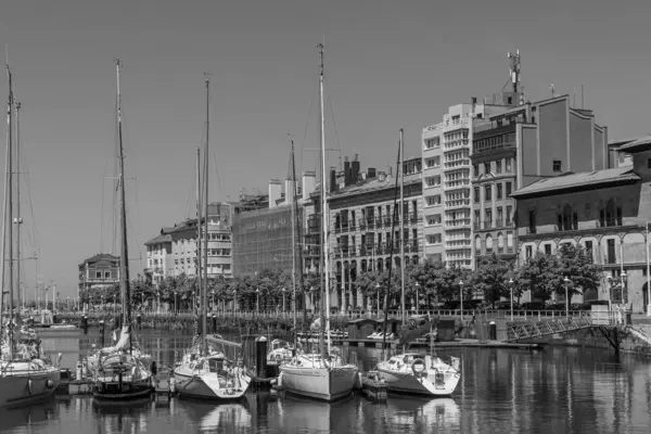 İspanya şehri Gijon denizde.