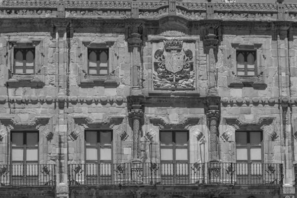 İspanya şehri Gijon denizde.