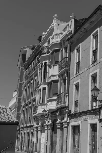 İspanya şehri Gijon denizde.