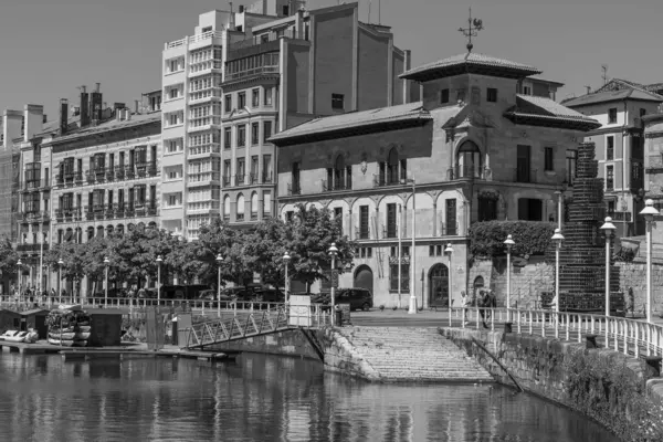 İspanya şehri Gijon denizde.