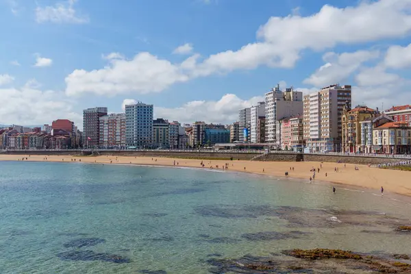 İspanya şehri Gijon denizde.