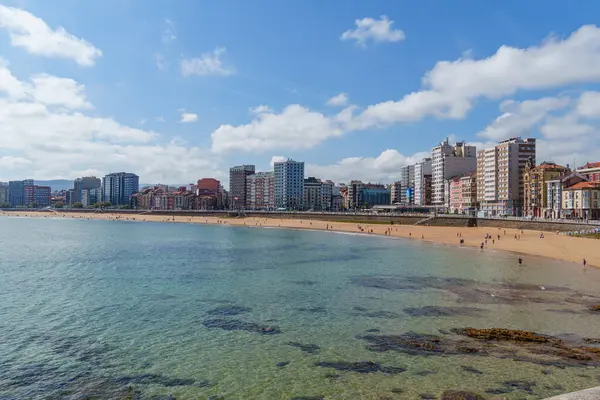 İspanya şehri Gijon denizde.