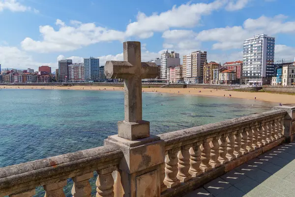 İspanya şehri Gijon denizde.