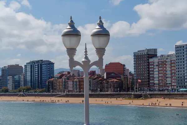 İspanya şehri Gijon denizde.