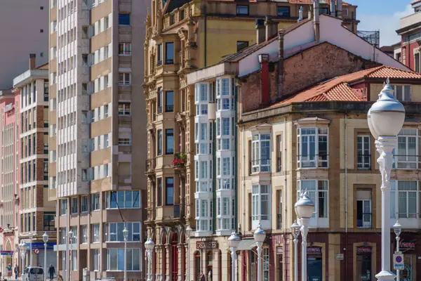 İspanya şehri Gijon denizde.