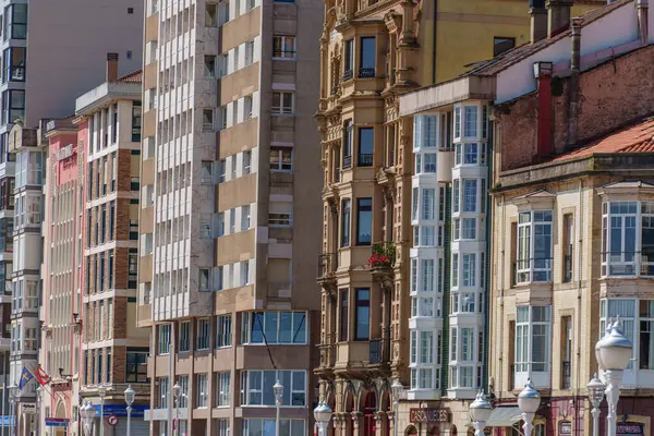 İspanya şehri Gijon denizde.