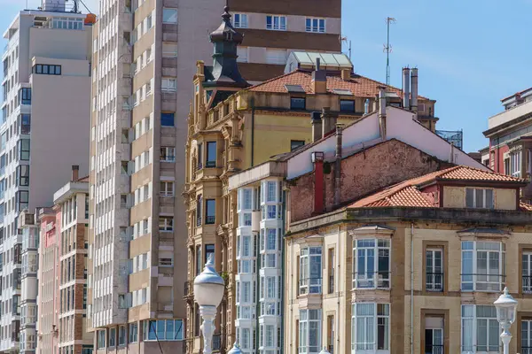 İspanya şehri Gijon denizde.