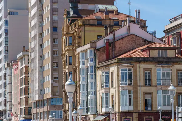 İspanya şehri Gijon denizde.