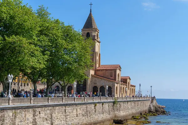 İspanya şehri Gijon denizde.