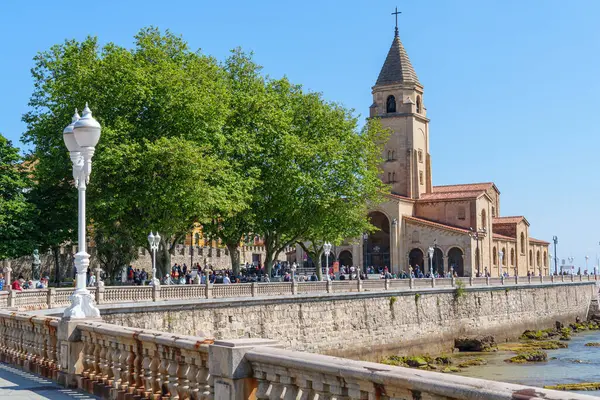 İspanya şehri Gijon denizde.