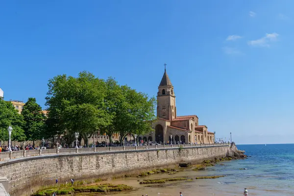 İspanya şehri Gijon denizde.