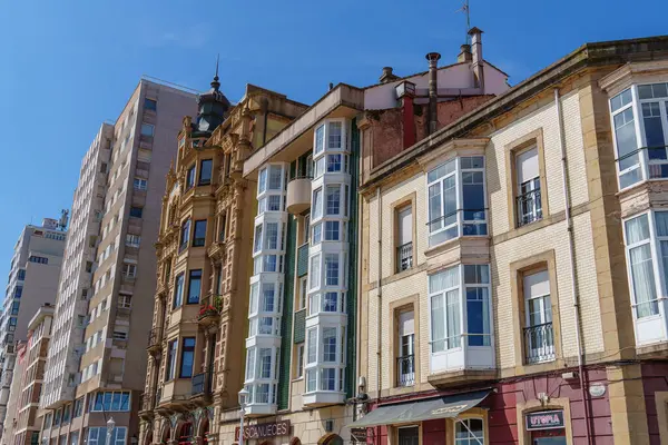 İspanya şehri Gijon denizde.