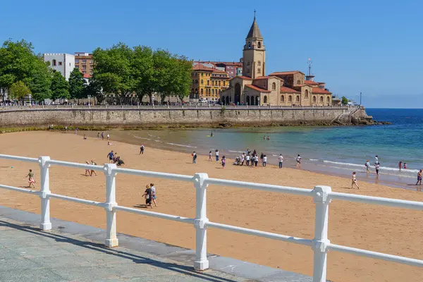 İspanya şehri Gijon denizde.