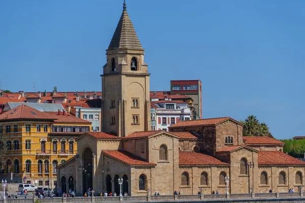 İspanya şehri Gijon denizde.