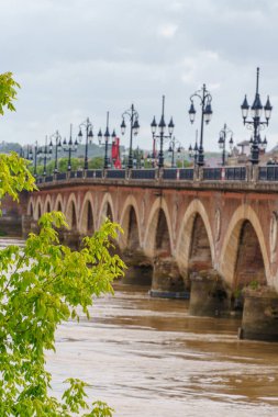 Garonne nehrindeki Bordeaux şehrinde.