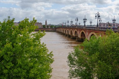 Garonne nehrindeki Bordeaux şehrinde.