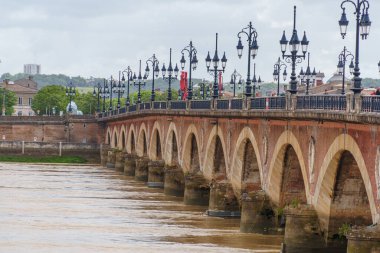 Garonne nehrindeki Bordeaux şehrinde.
