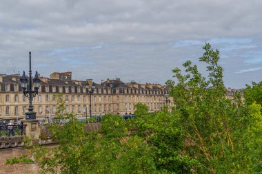 Garonne nehrindeki Bordeaux şehrinde.