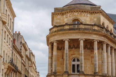 Garonne nehrindeki Bordeaux şehrinde.
