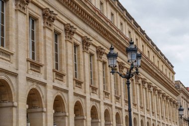 Garonne nehrindeki Bordeaux şehrinde.