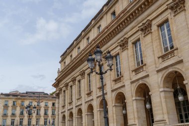 Garonne nehrindeki Bordeaux şehrinde.