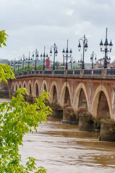Garonne nehrindeki Bordeaux şehrinde.