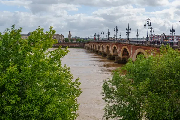Garonne nehrindeki Bordeaux şehrinde.