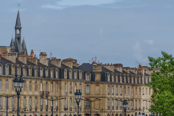 Garonne nehrindeki Bordeaux şehrinde.